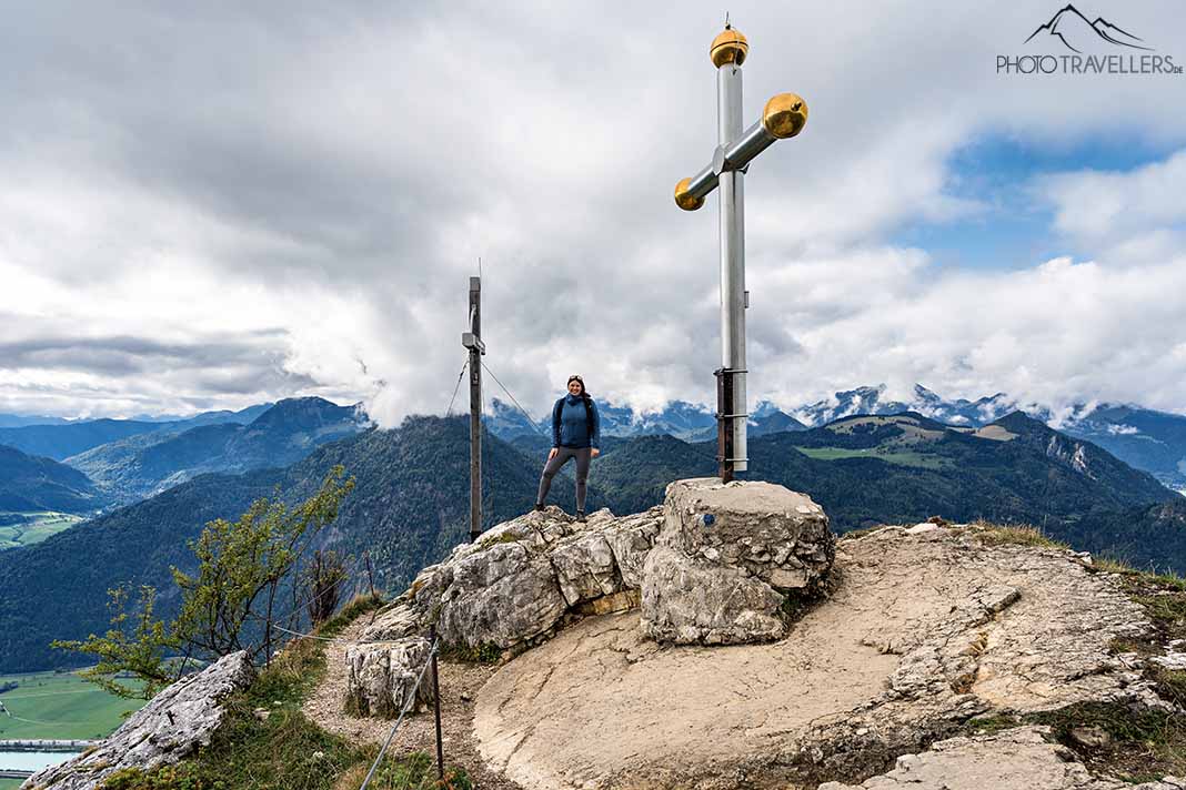 Reisebloggerin Biggi Bauer auf dem Kranzhorn mit den zwei Gipfelkreuzen