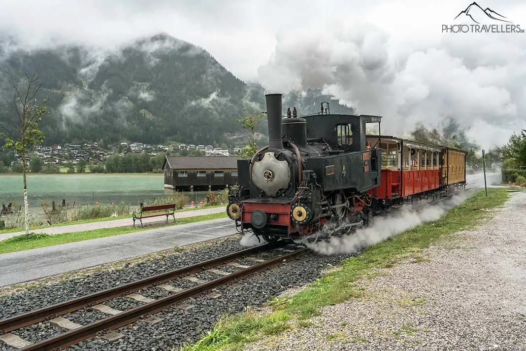 Die Achenseebahn, eine Dampflok mit zwei Waggons