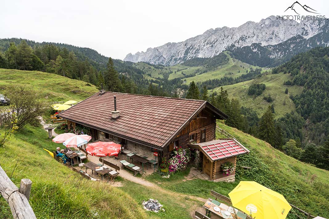 Die Brentenjochalm, gelegen zwischen hohen Bergen