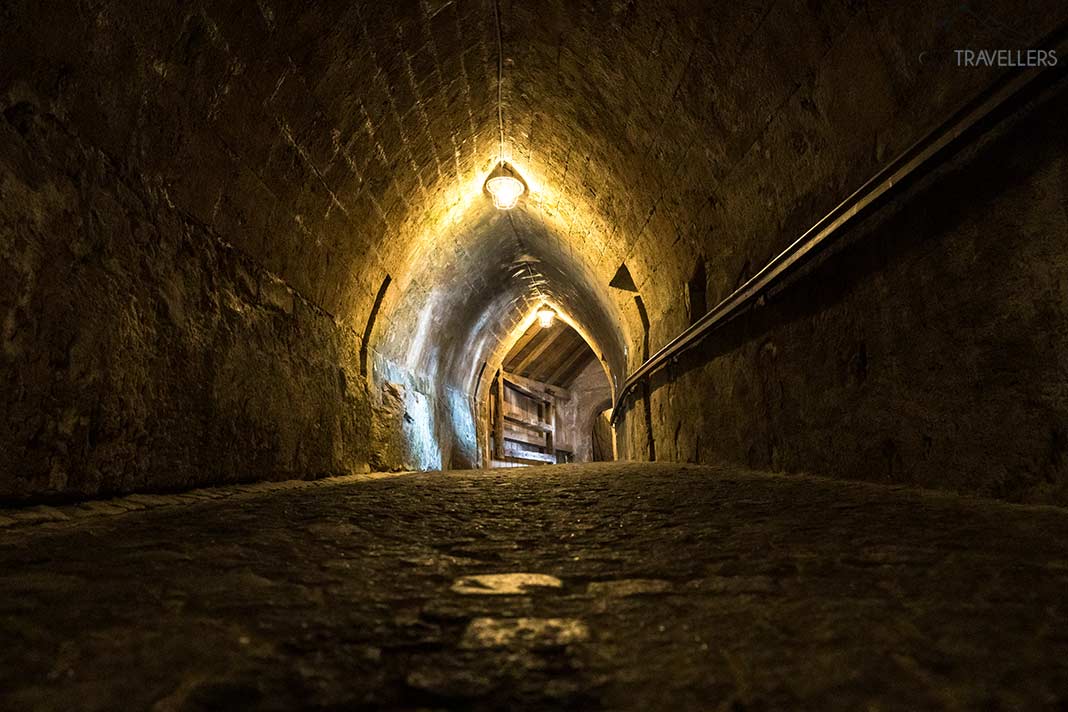 Ein beleuchteter Wehrgang in der Festung Kufstein