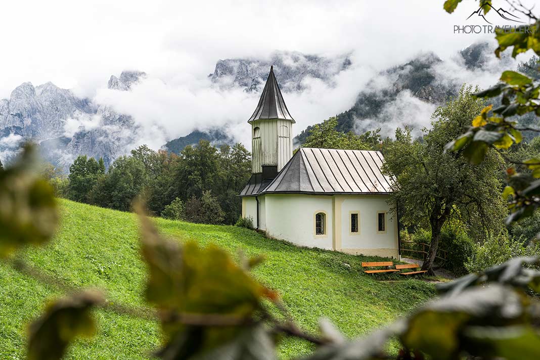 Die Antoniuskapelle im Kaisertal, dahinter die Gipfel des Wilden Kaisers