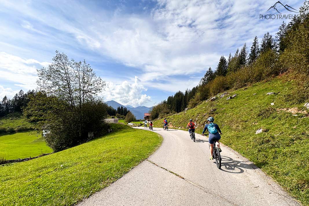 Reisebloggerin Biggi Bauer auf einem Fahrrad im Kufsteiner Land