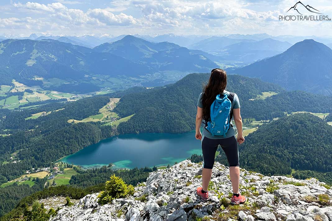 Reisebloggerin Biggi Bauer auf dem Zettenkaiserkopf, darunter der Hintersteiner See