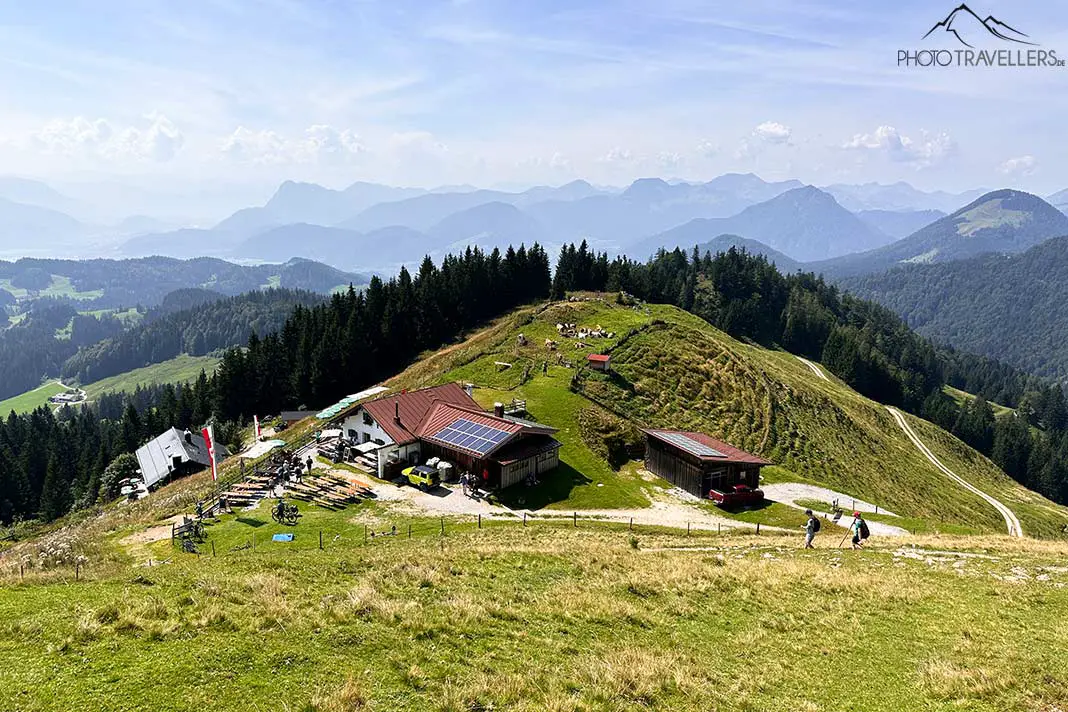 Der Blick von oben auf die Altkaser Alm und das Spitzsteinhaus