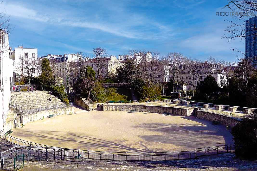 Das Oval der ehemaligen römischen Arena de Lutece ist von mehrstöckigen Häusern umrahmt 