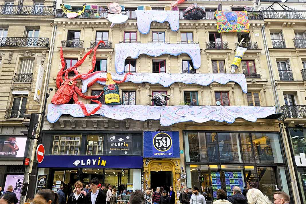 Die Fassade des mehrstöckigen Künstlerhauses Rue Rivoli 59 ist mit bunten Kunstwerken verziert