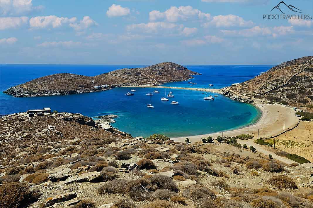 Der bekannte Kolona Beach zeichnet sich durch türkisblaues Wasser und seine kreisrunde Form aus