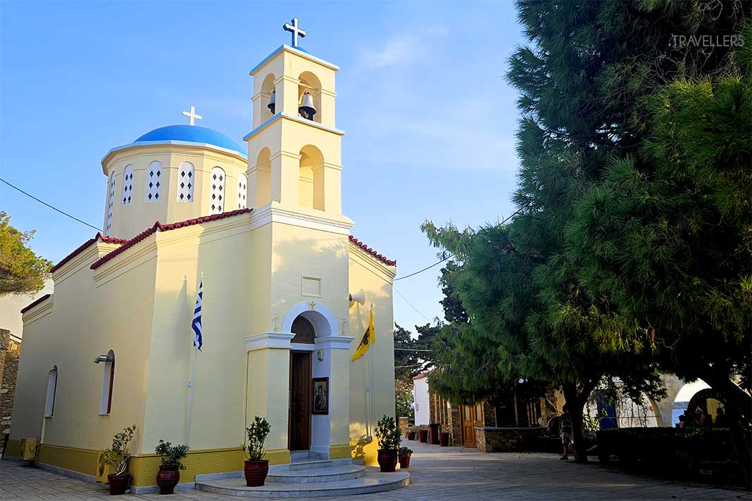 Die prächtige Panagia Kanala mit ihrer blauen Kuppel und der ockerfarbenen Fassade ist die wichtigste Pilgerstätte auf Kythnos