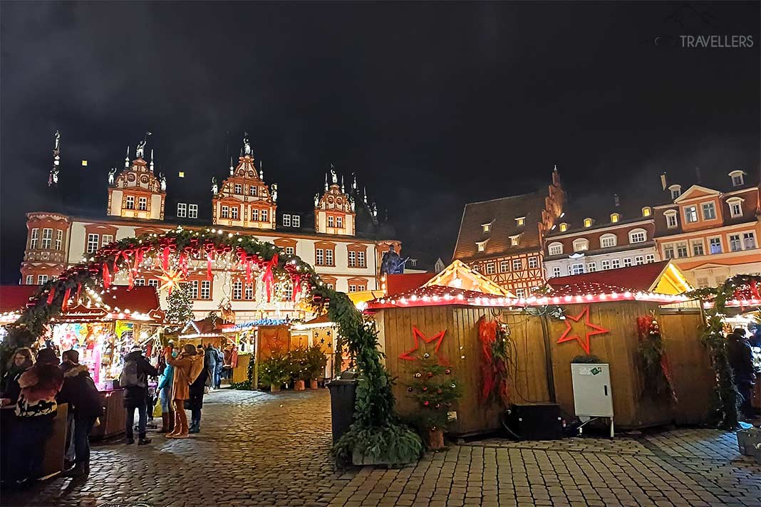 Vor den historischen Fassaden am Coburger Marktplatz stehen viele Menschen an den Weihnachtsständen