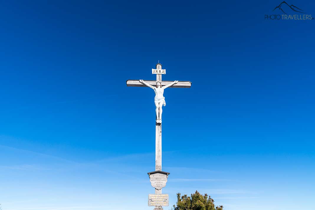 Das Gipfelkreuz mit Jesus-Figur auf dem Schwarzenberg