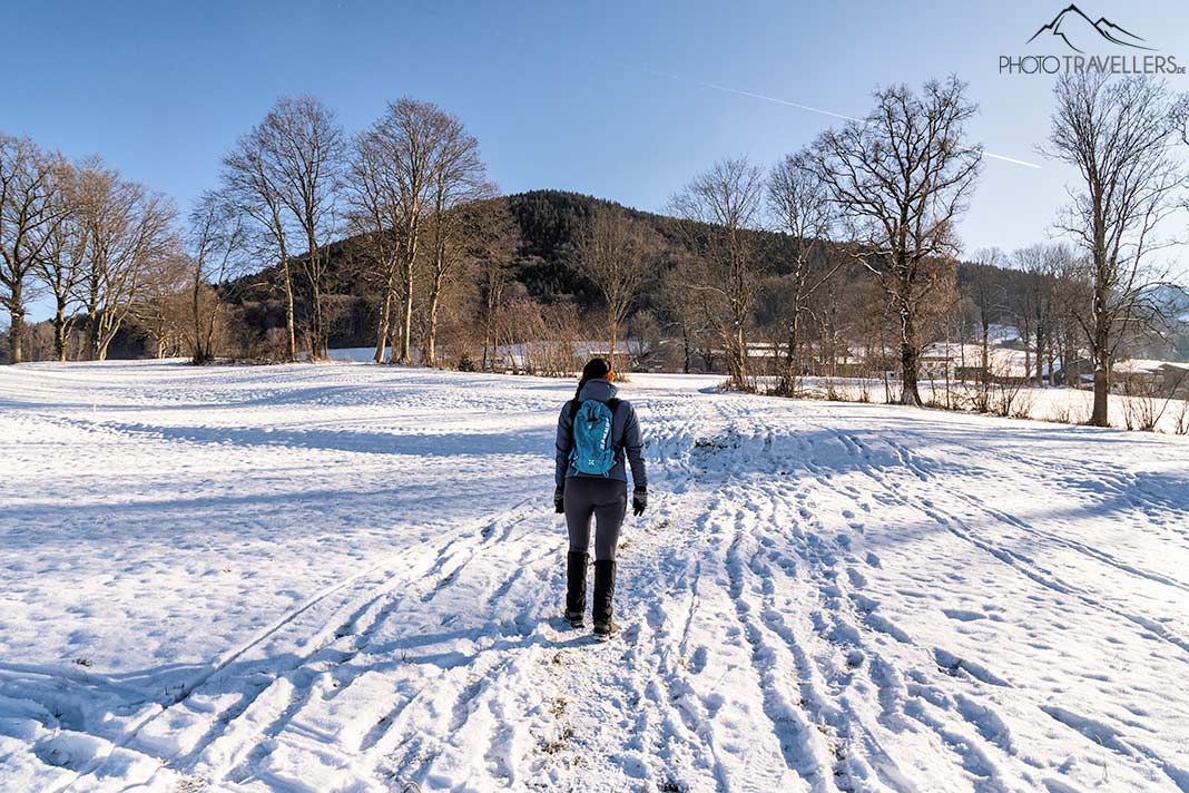 Reisebloggerin Biggi Bauer auf einem verschneiten Wiesenhang