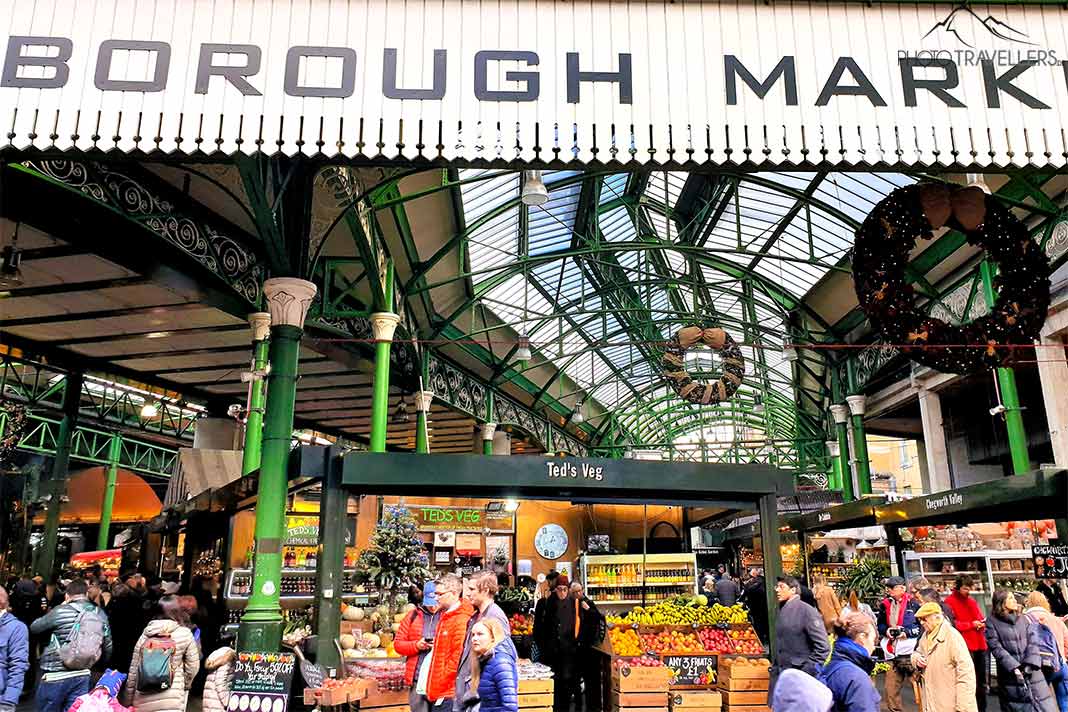 Unter der grünen Stahl-Glas-Konstruktion des Borough Market drängen sich viele Besucher an den Ständen