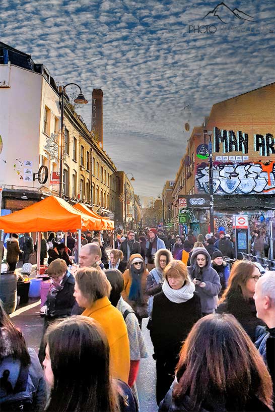 Menschen drängeln sich zwischen den Marktständen auf der Brick Lane