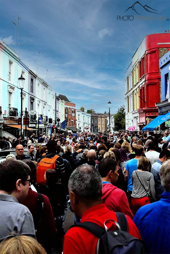 Auf dem Portobello Road Market drängen sich sehr viele Menschen zwischen den Ständen