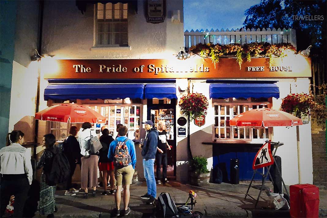 Vor dem Pub Pride of Spitalfields stehen Gäste und trinken Bier