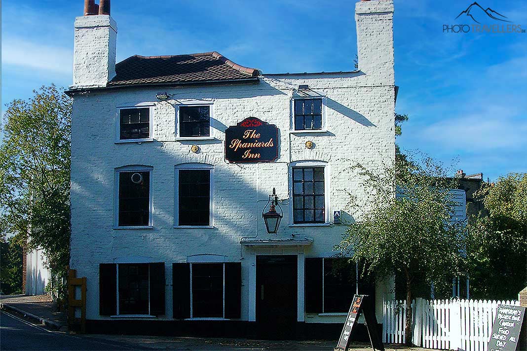 Die weiße zweistöckige Fassade mit den Kaminen sind das Markenzeichen des Spaniard Inn