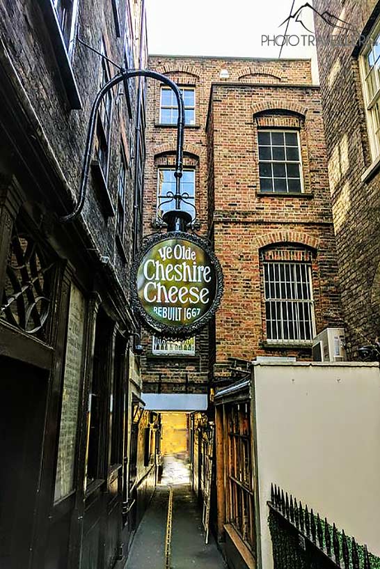 In einer schmalen Gasse befindet sich das Backsteingebäude mit dem Pub Ye Olde Cheshire Cheese