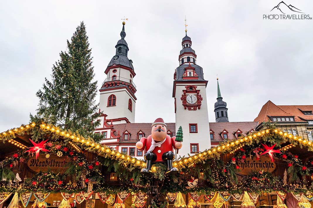 Ein Adventsstand mit den Türmen des alten Rathauses in Chemnitz