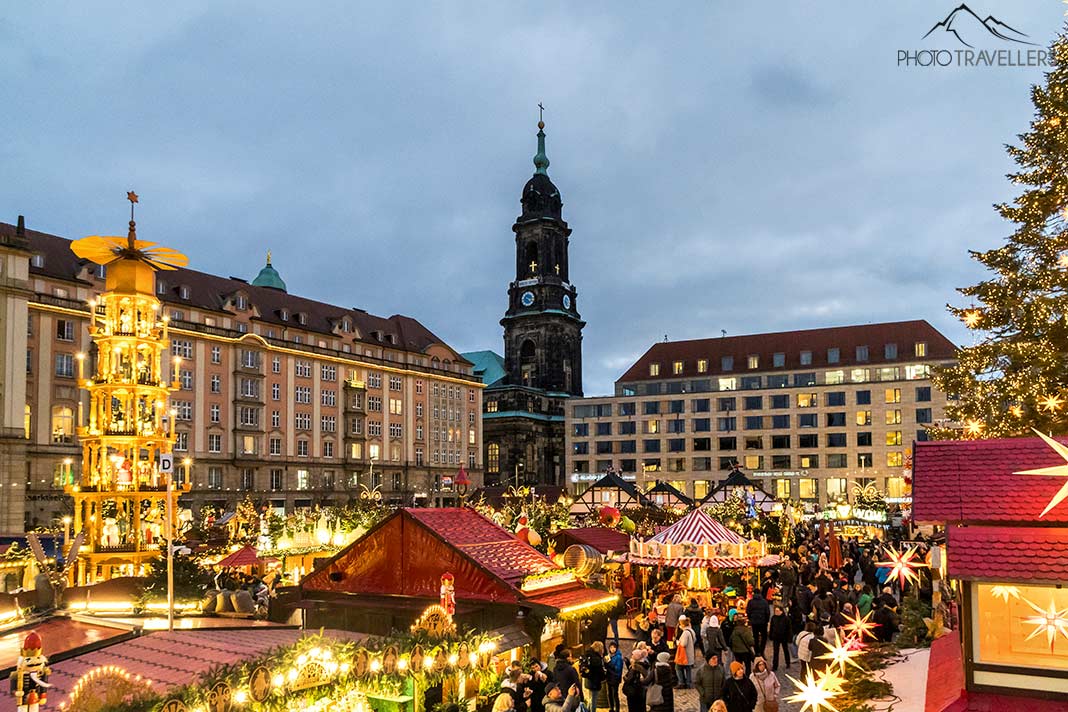 Der beleuchtete Striezelmarkt in Dresden im Abendlicht