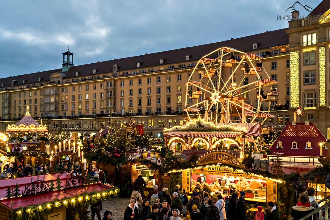 Der Blick über den Dresdner Striezelmarkt mit dem Riesenrad und dem Karussell