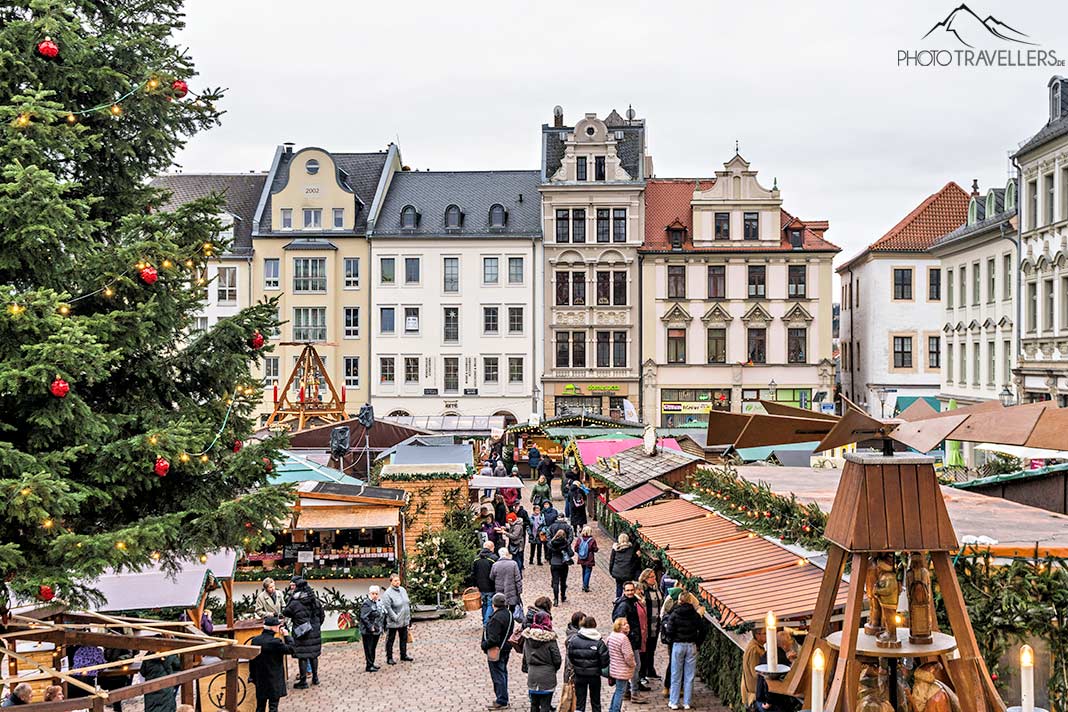 Besucher auf dem Weihnachtsmarkt in Plauen