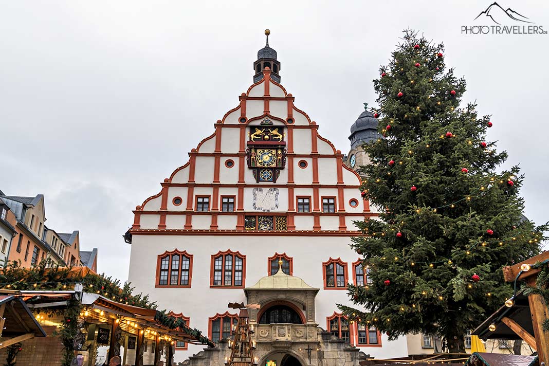 Der Weihnachtsmarkt in Plauen mit dem historischen Rathaus