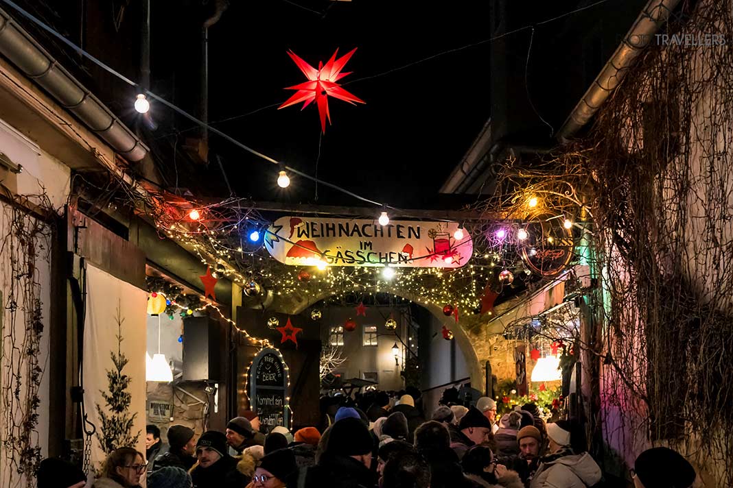 Besucher in einer Gasse auf dem Schwarzenberger Weihnachtsmarkt