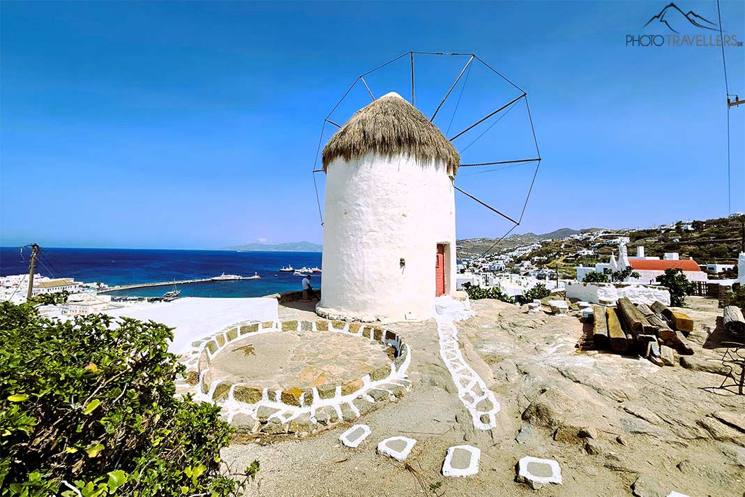 Die Bonis-Windmühle mit ihrem weißen Gemäuer und dem Reetdach liegt über dem Alten Hafen von Mykonos