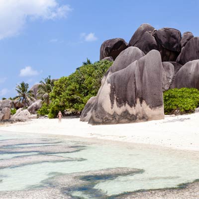 Eine junge Frau an einem Strand auf den Seychellen