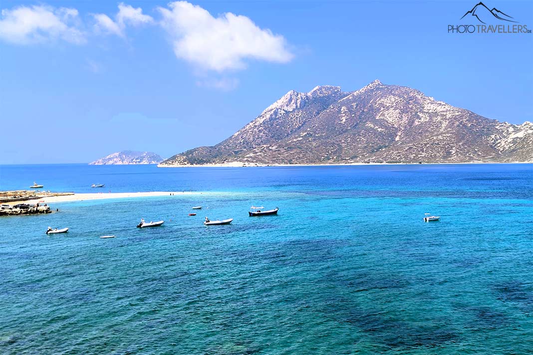 Kleine Boote ankern im türkisfarbenen Meer vor der Insel Nikouria