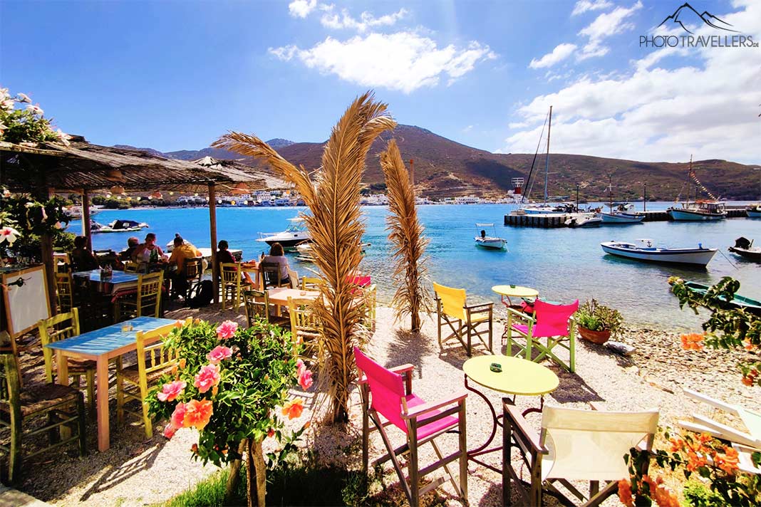 Das bunte Interieur und der Meeresbalkon sind typisch für die Taverne Fata Morgana in Katapola