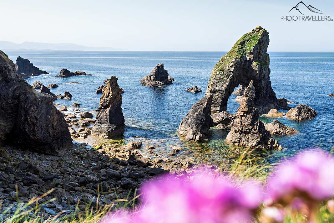 Der Steinbogen "The Breeches" an der Küste der Landzunge Crohy Head in Irland