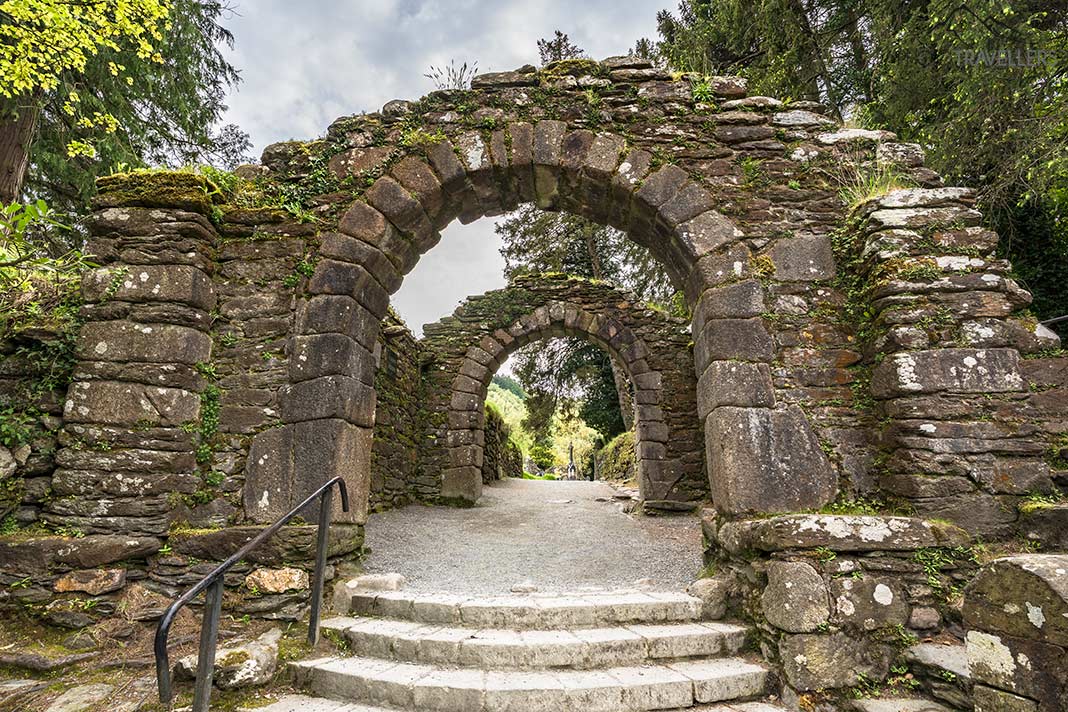 Das alte Eingangsportal zur Klostersiedlung in Glendalough in Irland