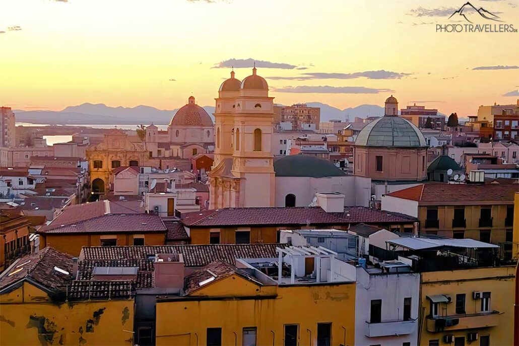 Die Dächer der Altstadt von Cagliari mit den Kirchtürmen im Abendrot