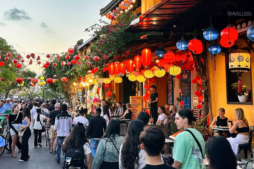 Touristen in einer Straße in Hoi An