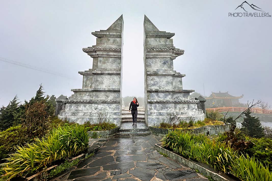 Reisebloggerin Biggi Bauer vor dem Heaven Gate in Sa Pa