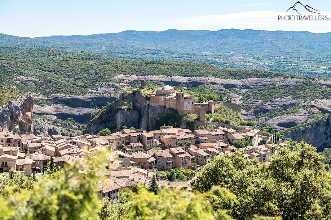 Das Blick von oben auf den mittelalterlichen Ort Alquézar in Aragonien