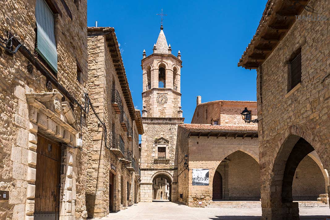 Die Plaza Mayor mit der Kirche La Asunción de Nuestra Señor in Cantavieja