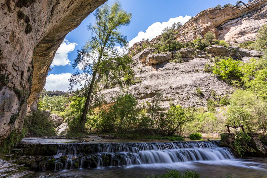Ein kleiner Wasserfall vom Fluss Pitarque in einer großen Höhle