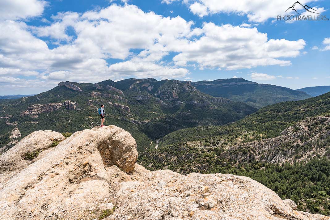 Reisebloggerin Biggi Bauer auf dem Gipfelplateau der Rocas del Masmut mit Blick über die Landschaft