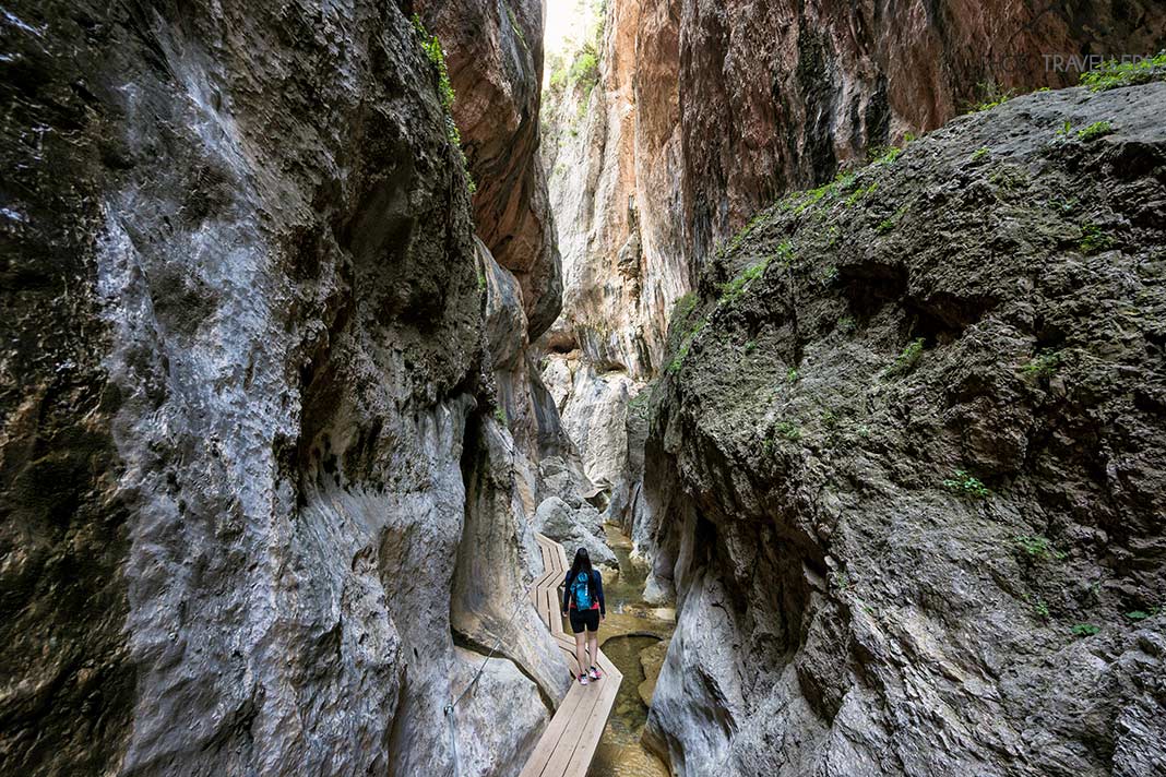 Reisebloggerin Biggi Bauer auf einem Holzsteg in der Schlucht Estrets del Parrizal