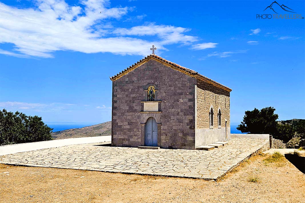 Die Kapelle Saint Eupraxia ist komplett aus Naturstein mit einer blauen Holztür 