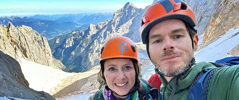 Die Reiseblogger Biggi Bauer und Florian Westermann zeigen die perfekte Ausrüstung für die Zugspitze