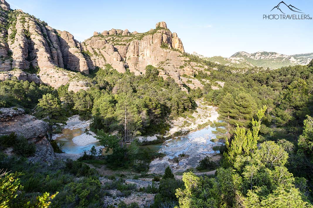 Ein Fluss mit Bergen im Espacio Natural de La Pesquera