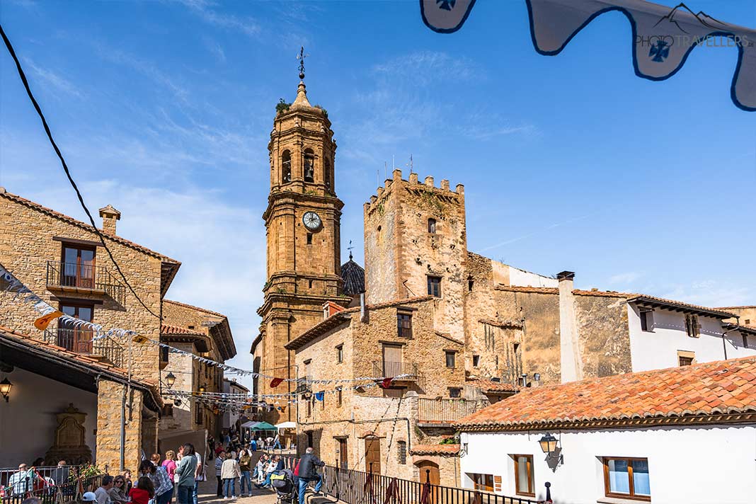 Besucher auf einem Fest in La Iglesuela del Cid
