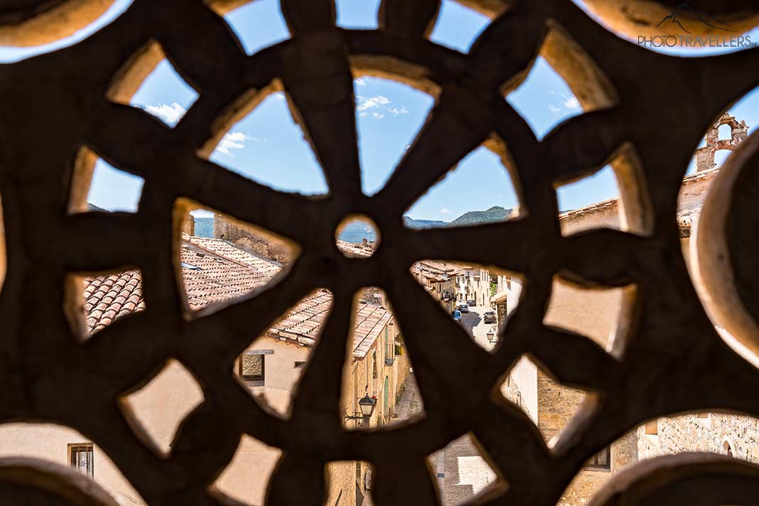 Der Blick aus dem Stadttor Portal de las Monjas in Mirambel
