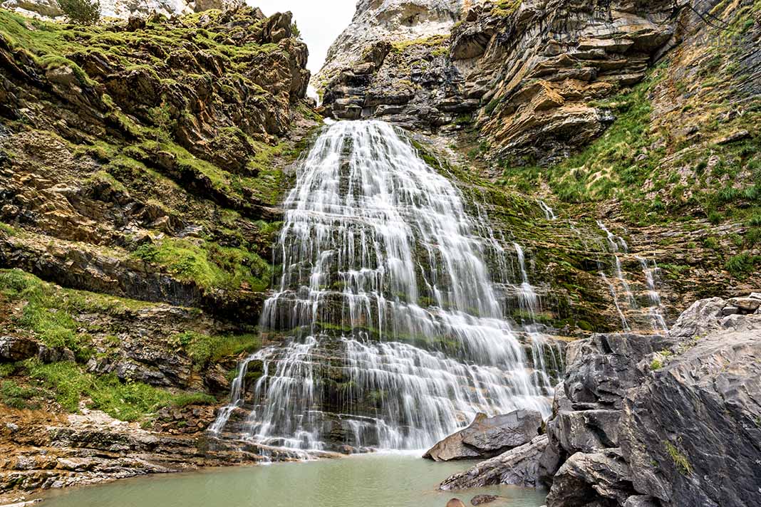 Der Wasserfall Cola de Caballo im Ordesa-Tal ist eine Top-Sehenswürdigkeit in Aragonien