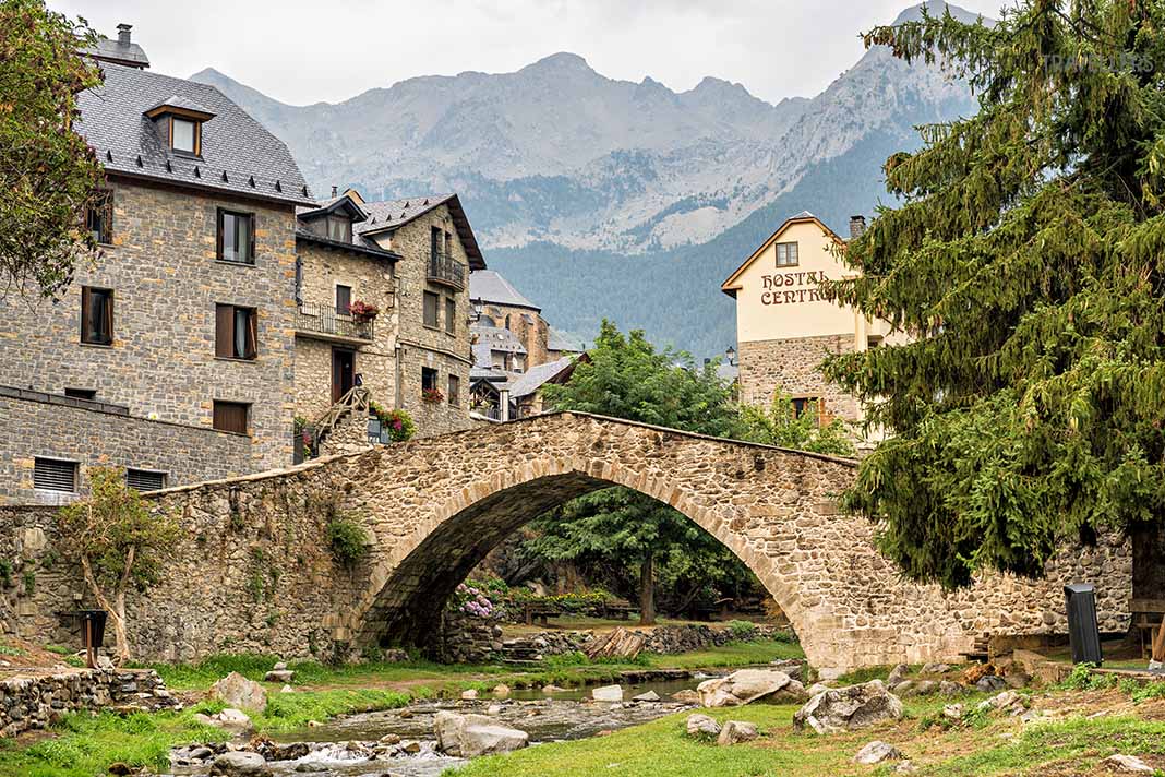 Die alte Steinbrücke im Örtchen Sallent de Gállego