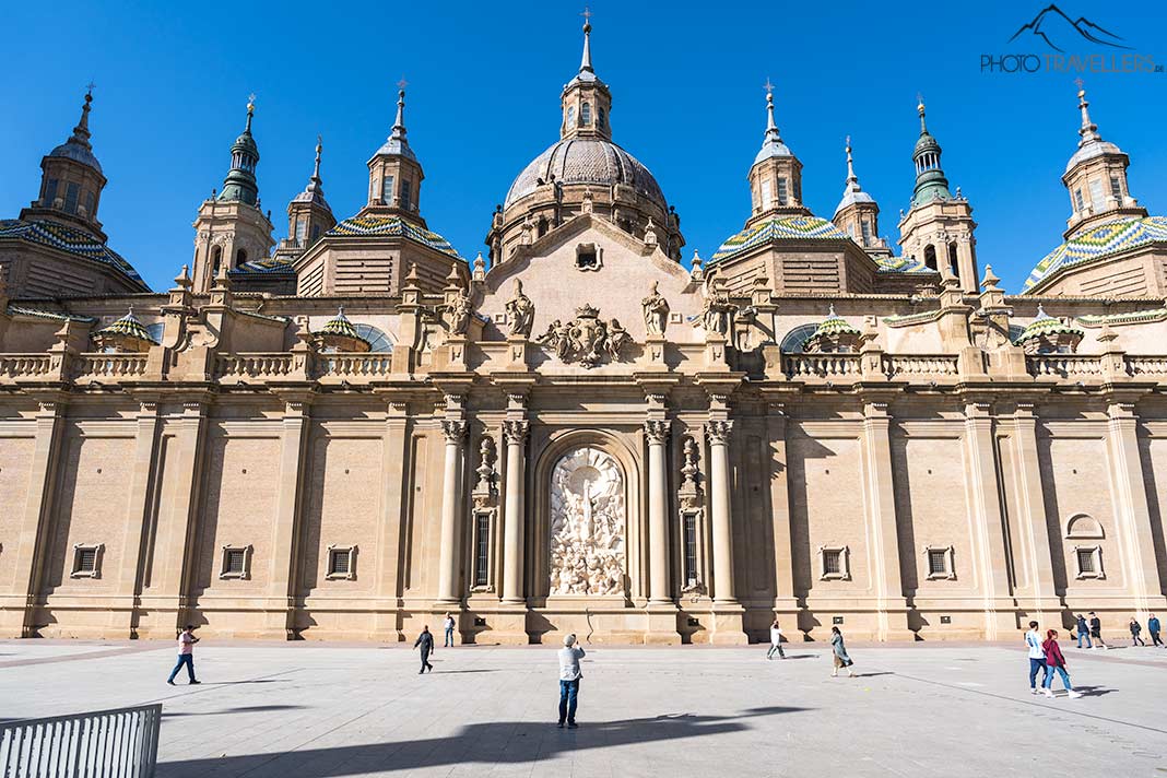 Menschen vor der Basilica del Pilar in Saragossa