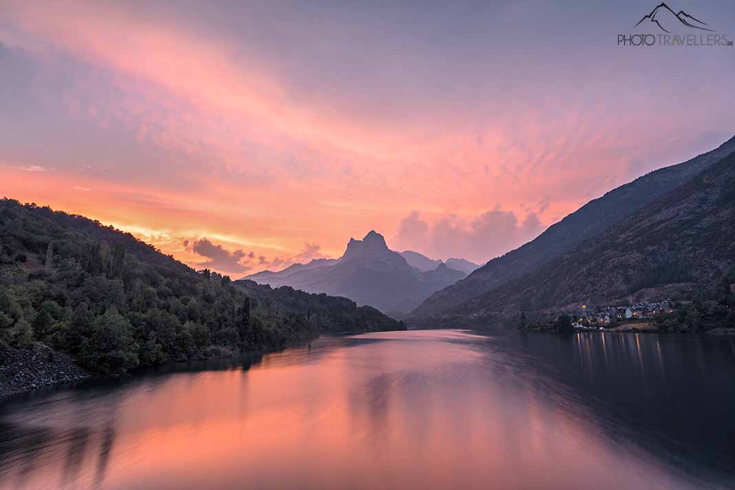 Blick über den Lanuza-Stausee mit der Peña Foratata